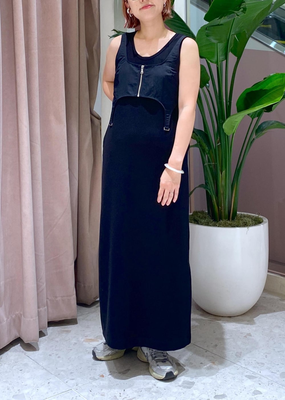 ブラック系のショルダーバッグ、ブラック系のワンピース、ホワイト系のシャツ/ブラウスを着用したレディースの春コーディネートの7枚目の写真