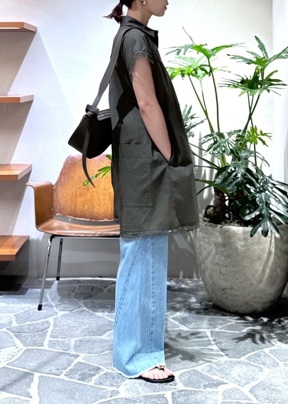 「25ss、25ss夏の新作、ママ、ママコーデ、ヘルシーデニム、Healthy denim、夏コーデ、運動会コーデ、デートコーデ、お出かけコーデ、旅行コーデ、フェスコーデ、推し活コーデ、女子会コーデ、大人カジュアル」｜「ADAM ET ROPE'の【Healthy Denim for ADAM ET ROPE'】別注 Daisy（デニムパンツ、ブルー系）」を使った、KUBOTAさん（レディース・159cm）の夏コーディネートの9枚目の写真