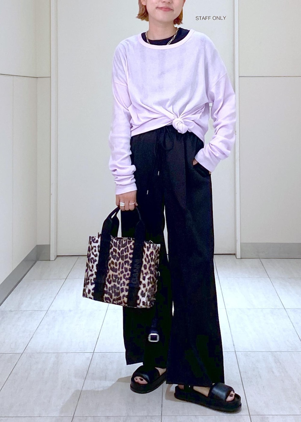 「GANNI、ガニー、Miller、Miller for ADAM ET ROPÉ、ミラー、24SS、24SS春の新作、24SS夏の新作、ママ、ママコーデ、楽ちんコーデ、リラックスコーデ、イージーパンツ、休日コーデ、レオパード」|「ADAM ET ROPE'のコネクトチェーンネックレス(ネックレス、シルバー系)」を使った、KUBOTAさん(レディース・159cm)の春コーディネートの3枚目の写真