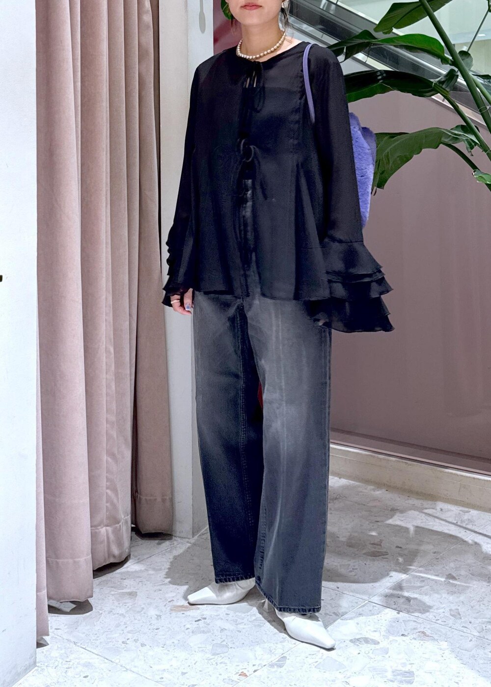 「ラッフルスリーブ、ブラウス、イヤリング、デニム、ママ、ママコーデ、パンプス、ファー、ファーバッグ、24aw、24aw秋の新作、キレイめカジュアル、初秋コーデ、秋コーデ、セレモニーコーデ」|「ADAM ET ROPE'のギャザーパンプス(パンプス、ホワイト系)」を使った、KUBOTAさん(レディース・159cm)の秋コーディネートの4枚目の写真