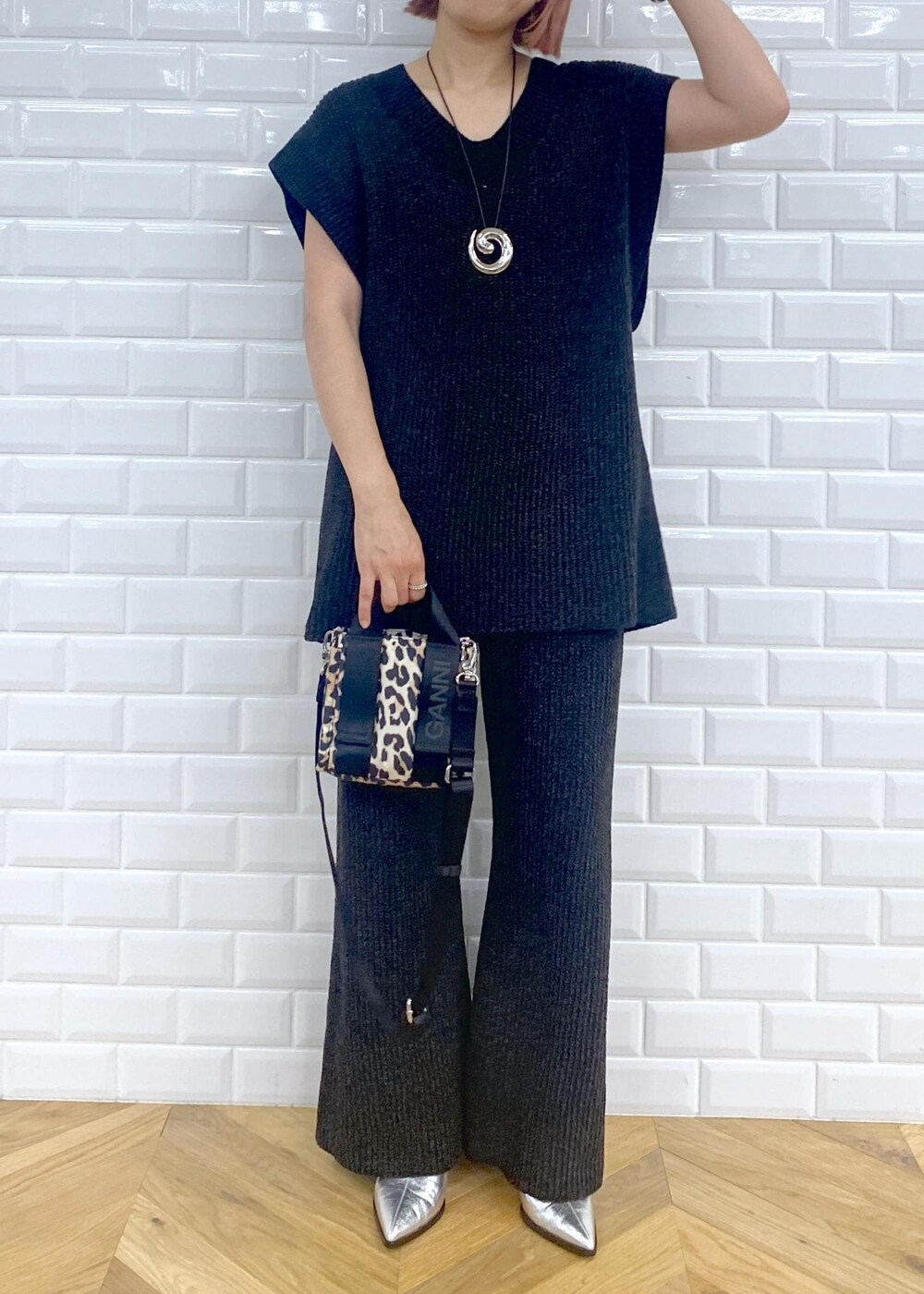 「GANNI、別注、Ben Amun、ベンアムン、24SS、24SS夏の新作、ママ、ママコーデ、ガニー、ブラック、プルオーバー、パンツ、十分丈、フレアパンツ、シルバー」｜「ADAM ET ROPE'の【洗える】ミックスモールヤーンニットパンツ（その他パンツ、ブラック系）」を使った、KUBOTAさん（レディース・159cm）の夏コーディネートの4枚目の写真