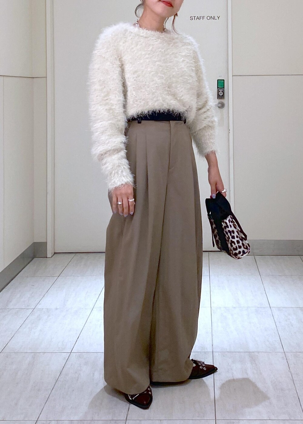 「GANNI、GANNI for ADAM ET ROPÉ、24aw、24aw秋の新作、ドレスバンツ、ニット、ママ、ママコーデ、大人かわいい、キレイめカジュアル、初秋コーデ、秋コーデ、初冬コーデ、デートコーデ、お出かけコーデ」|「ADAM ET ROPE'のバイカラーベルトドレスパンツ(スラックス、グリーン系)」を使った、KUBOTAさん(レディース・159cm)の秋コーディネートの10枚目の写真