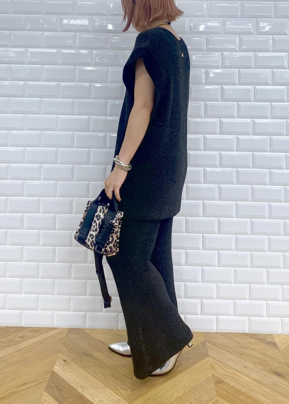 「GANNI、別注、Ben Amun、ベンアムン、24SS、24SS夏の新作、ママ、ママコーデ、ガニー、ブラック、プルオーバー、パンツ、十分丈、フレアパンツ、シルバー」｜「ADAM ET ROPE'の【洗える】ミックスモールヤーンニットパンツ（その他パンツ、ブラック系）」を使った、KUBOTAさん（レディース・159cm）の夏コーディネートの6枚目の写真