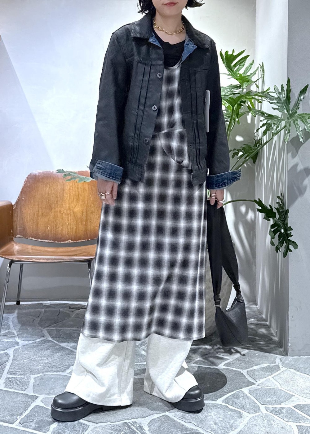 ブラック系のTシャツ/カットソー、ホワイト系のその他パンツ、ブラック系のワンピースを着用したレディースの冬コーディネートの2枚目の写真