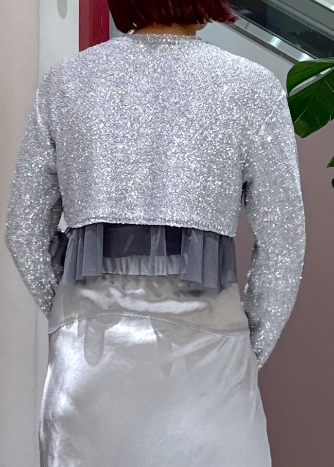 ブラック系のショルダーバッグ、ブラック系のブーツ、グレー系のカーディガン/ボレロを着用したレディースの冬コーディネートの10枚目の写真