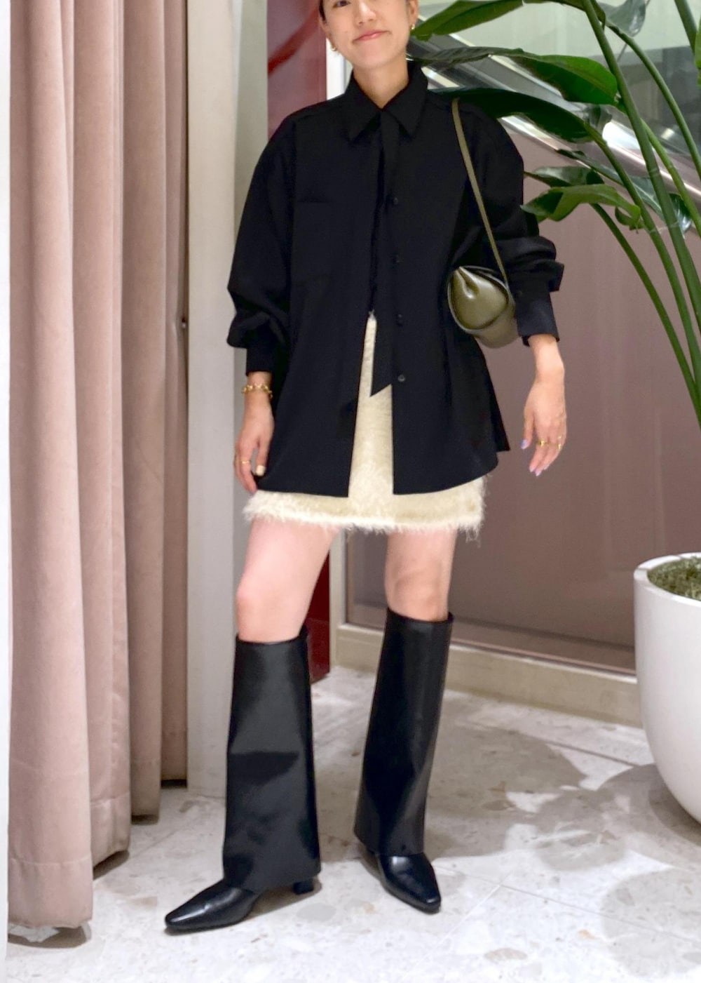 「24AW、24AW秋の新作、ママコーデ、ママ、とろみシャツ、とろみブラウス、ネクタイ、タイ、ロングブーツ、レザー、ミニスカート、フラッフィー、30代、初秋コーデ、秋コーデ」|「ADAM ET ROPE'のフラッフィーミニスカート(スカート、ホワイト系)」を使った、KUBOTAさん(レディース・159cm)の秋コーディネートの3枚目の写真