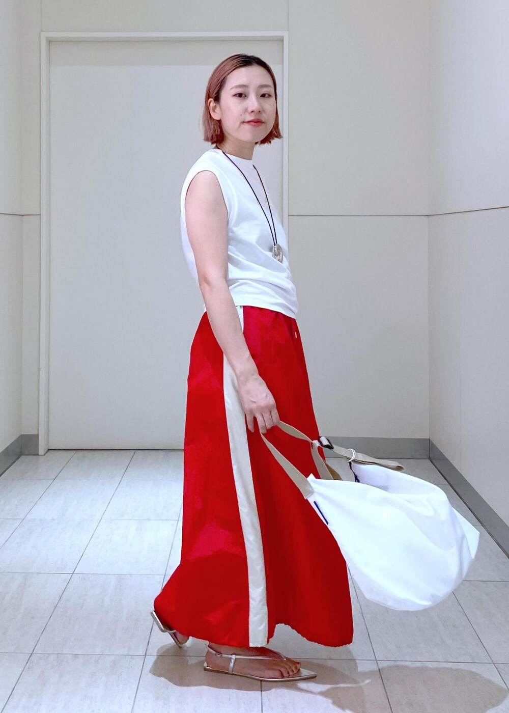 「ジュライナイン、JULY NINE、ベンアムン、Ben Amun、サイドライン、夏、アシンメトリー、ビーチサンダル、バングル、24SS、24SS春の新作、24SS夏の新作、ママ、ママコーデ、お出かけコーデ」｜「ADAM ET ROPE'のキュビズムバングル（バングル/リストバンド、シルバー系）」を使った、KUBOTAさん（レディース・159cm）の夏コーディネートの7枚目の写真