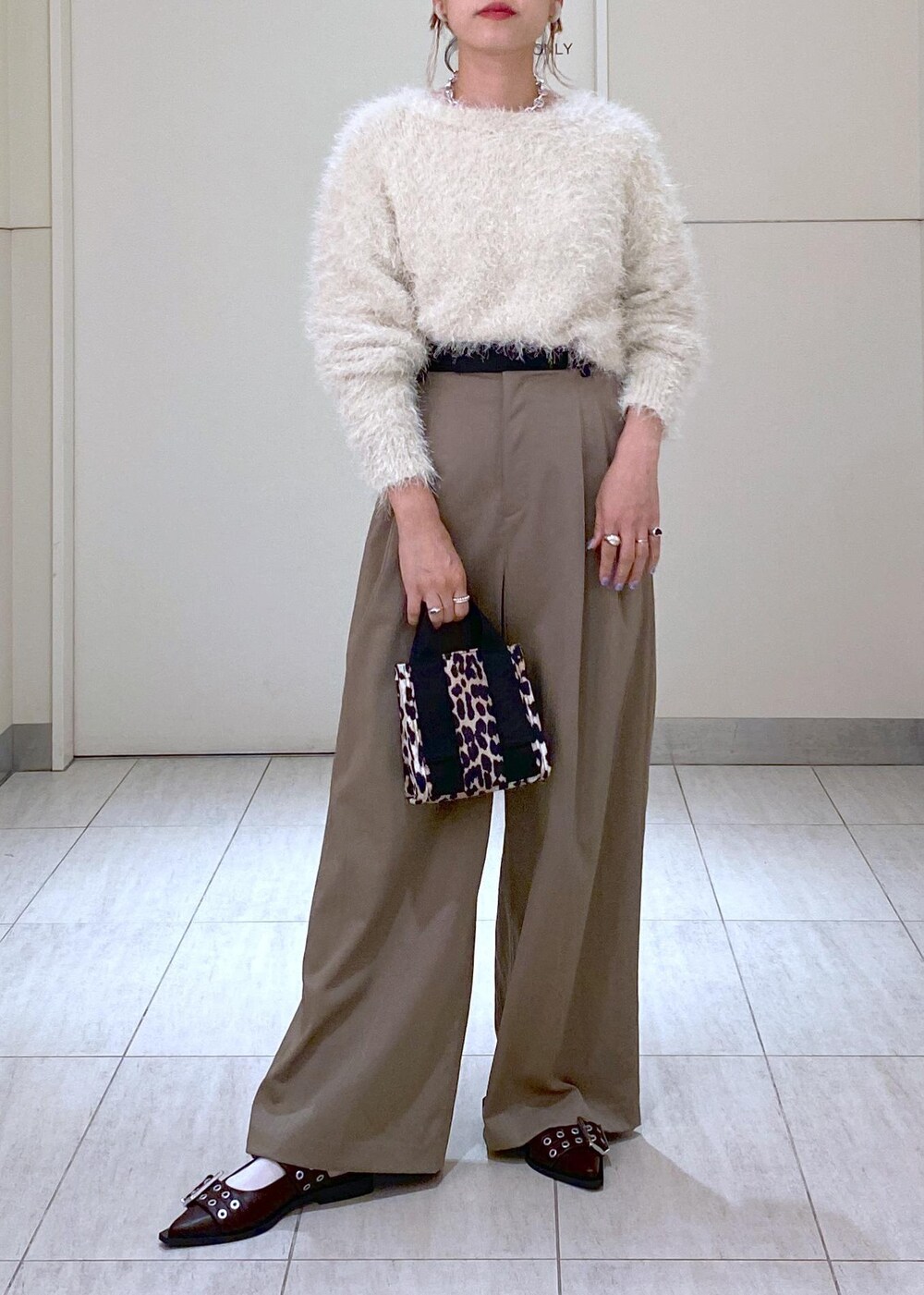 「GANNI、GANNI for ADAM ET ROPÉ、24aw、24aw秋の新作、ドレスバンツ、ニット、ママ、ママコーデ、大人かわいい、キレイめカジュアル、初秋コーデ、秋コーデ、初冬コーデ、デートコーデ、お出かけコーデ」|「ADAM ET ROPE'のバイカラーベルトドレスパンツ(スラックス、グリーン系)」を使った、KUBOTAさん(レディース・159cm)の秋コーディネートの3枚目の写真