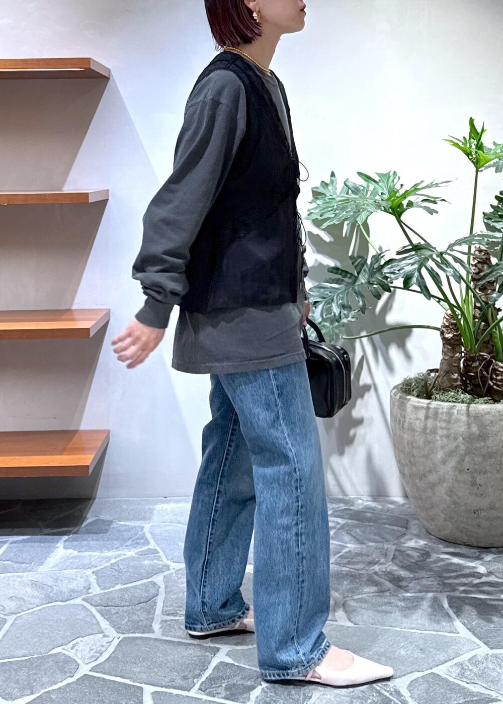 ピンク系のその他シューズ、グレー系のTシャツ/カットソー、ブラック系のベストを着用したレディースの春コーディネートの4枚目の写真