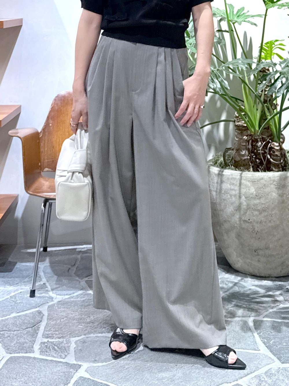 「デザイントップス、リボン、ワイドパンツ、スラックスパンツ、25ss、25ss春の新作、ママ、ママコーデ、大人コーデ、キレイめカジュアル、初春コーデ、春コーデ、デートコーデ、お出かけコーデ、旅行コーデ」|「ADAM ET ROPE'のポインテッドウェーブミュール(サンダル、ブラック系)」を使った、KUBOTAさん(レディース・159cm)の春コーディネートの9枚目の写真