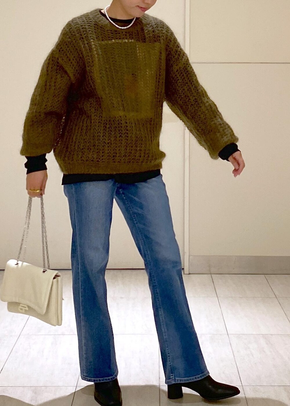「Healthy denim、ヘルシーデニム、Hai、ハイ、パールネックレス、ショートブーツ、モヘヤ、JANE SMITH、ジェーンスミス、ママコーデ、休日スタイル、楽ちんコーデ、チェーンバッグ、ADAM ET ROPÉ、骨格ウェーブ」|「ADAM ET ROPE'のシアーモヘヤプルオーバー(ニット/セーター、ブラウン系)」を使った、KUBOTAさん(レディース・159cm)の秋コーディネートの6枚目の写真