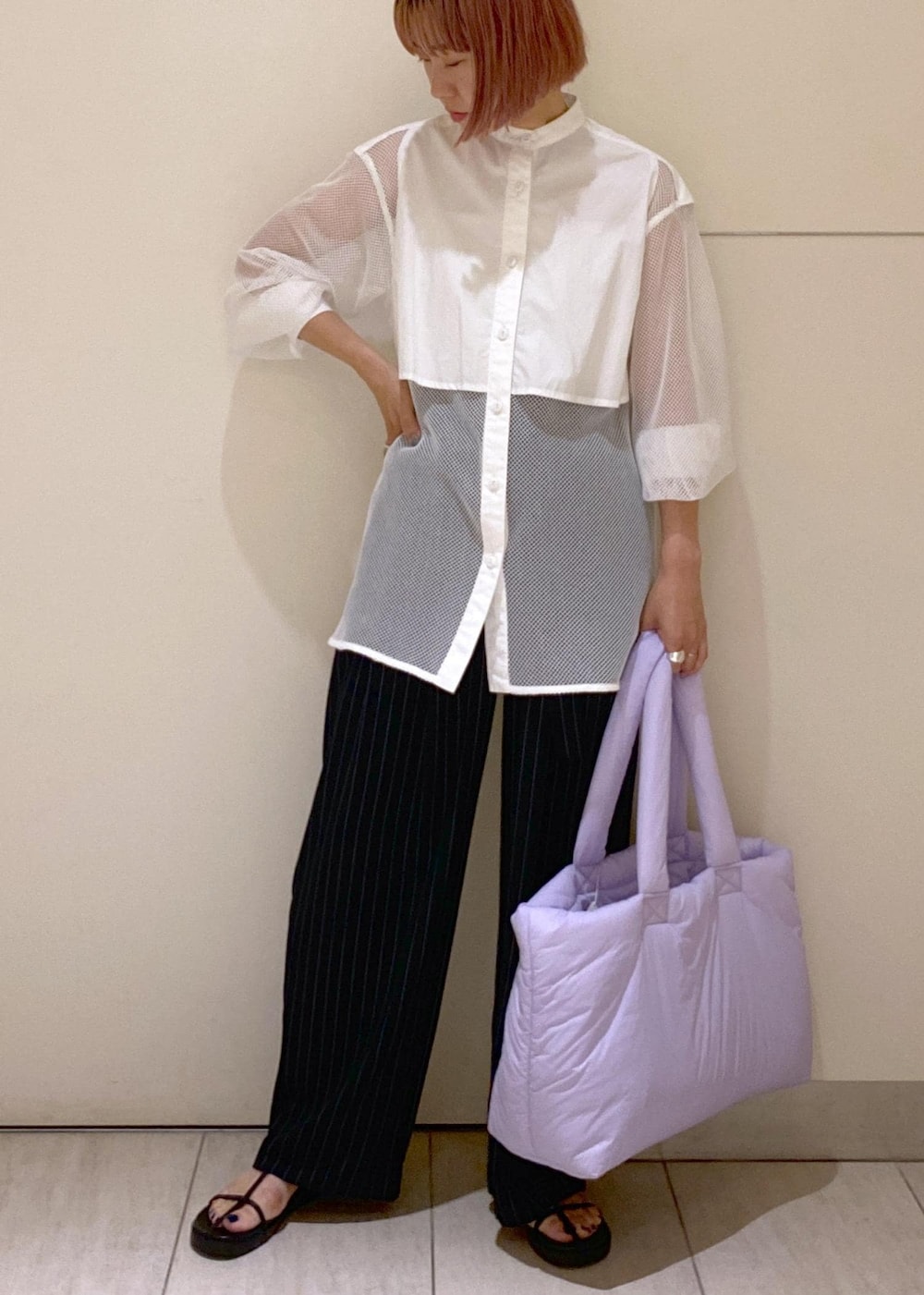 ブラック系のその他パンツ、ブラック系のサンダル、ホワイト系のシャツ/ブラウスを着用したレディースの夏コーディネートの2枚目の写真