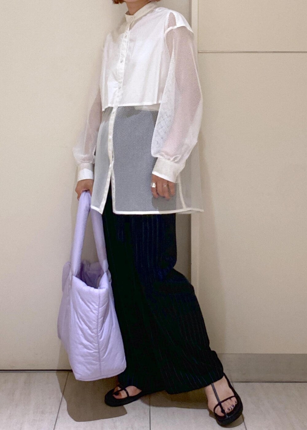 ブラック系のその他パンツ、ブラック系のサンダル、ホワイト系のシャツ/ブラウスを着用したレディースの夏コーディネートの5枚目の写真