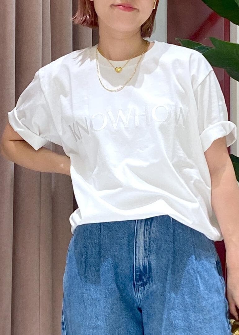 「KNOWHOW jewelry、ノウハウジュエリー、SITA NEVADO、シタネバド、ネックレス、イヤーカフ、ハート、ROLLA'S、ローラス、リネンライク、ロゴT、24SS、24SS夏の新作、24SS春の新作、ママ」|「ADAM ET ROPE'のギャザーパンプス(パンプス、ゴールド系)」を使った、KUBOTAさん(レディース・159cm)の夏コーディネートの6枚目の写真