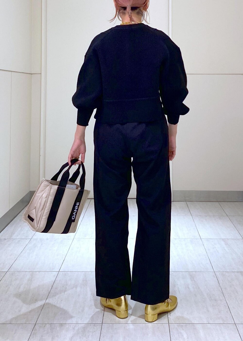 「GANNI、GANNI for ADAM ET ROPÉ、ガニー、メリージェーン、WEB限定、ペプラム、2way、グラミチ、GRAMICCI、GRAMICCI for ADAM ET ROPÉ、ママ、ママコーデ、大人かわいい、休日スタイル、通勤コーデ」|「ADAM ET ROPE'のcoffee beans necklace(ネックレス、ゴールド系)」を使った、KUBOTAさん(レディース・159cm)の夏コーディネートの6枚目の写真