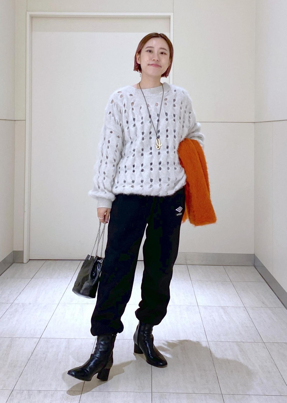 「フォックス、UMBRO、アンブロ、スウェットパンツ、ふわふわニット、モヘア、ストール、ショートブーツ、ママコーデ、休日スタイル、お出かけコーデ、Ezcaray、エスカライ、ギフト、ADAM ET ROPÉ」｜「UMBROの【umbro for ADAM ET ROPE'】Sweat PT（その他パンツ、ブラック系）」を使った、KUBOTAさん（レディース・159cm）の冬コーディネートの8枚目の写真