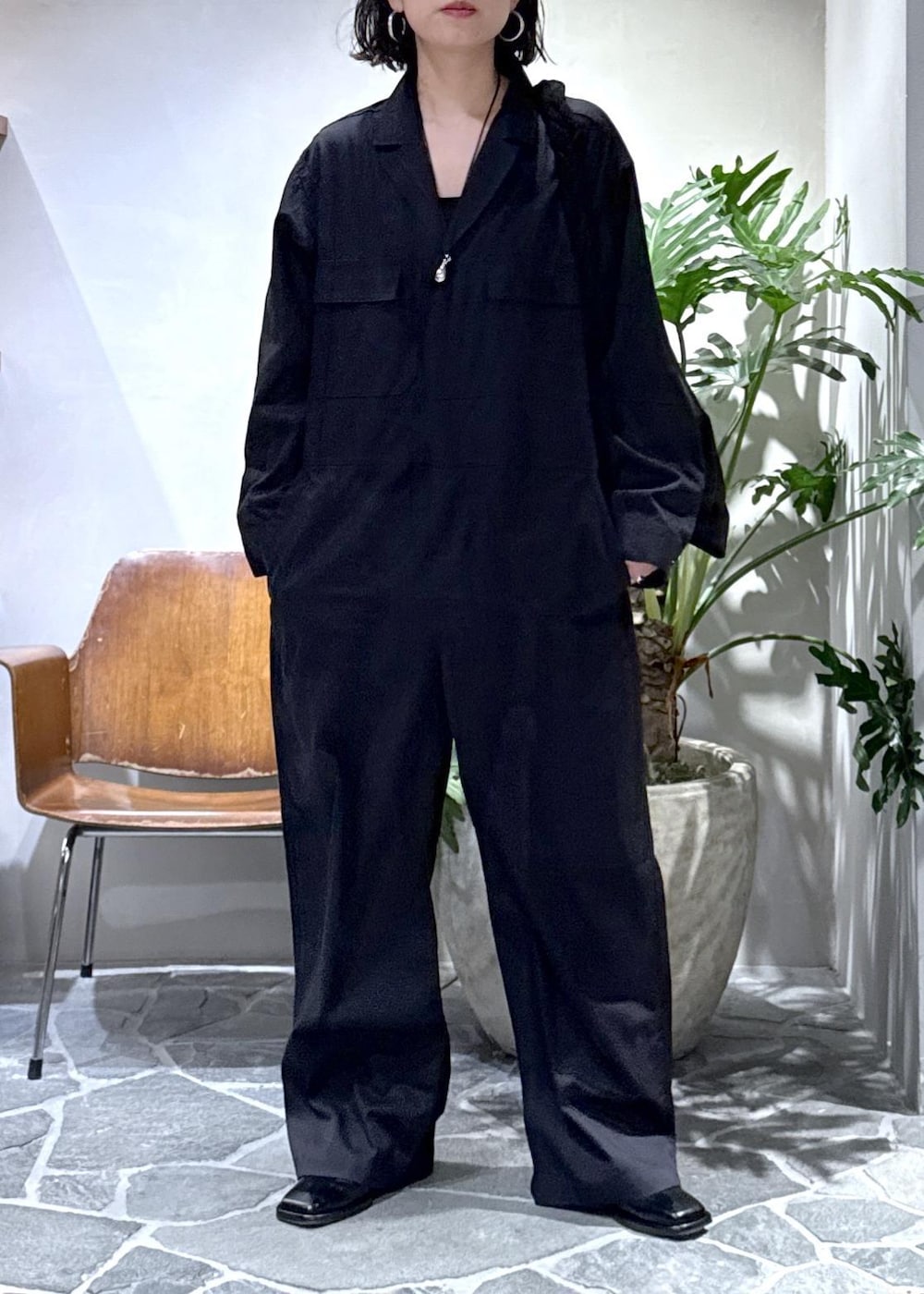 ブラック系のショルダーバッグ、ブラック系のサンダル、ピンク系のニット/セーターを着用したレディースの春コーディネートの6枚目の写真