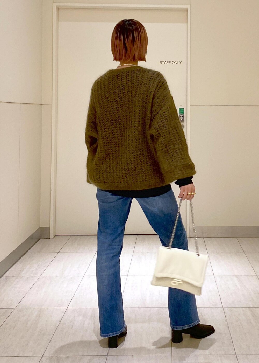 「Healthy denim、ヘルシーデニム、Hai、ハイ、パールネックレス、ショートブーツ、モヘヤ、JANE SMITH、ジェーンスミス、ママコーデ、休日スタイル、楽ちんコーデ、チェーンバッグ、ADAM ET ROPÉ、骨格ウェーブ」|「ADAM ET ROPE'のシアーモヘヤプルオーバー(ニット/セーター、ブラウン系)」を使った、KUBOTAさん(レディース・159cm)の秋コーディネートの5枚目の写真