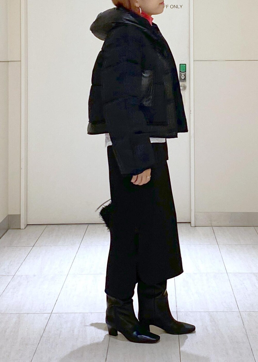 ピンク系のニット/セーター、ブラック系のブーツ、ブラック系のショルダーバッグを着用したレディースの秋コーディネートの3枚目の写真