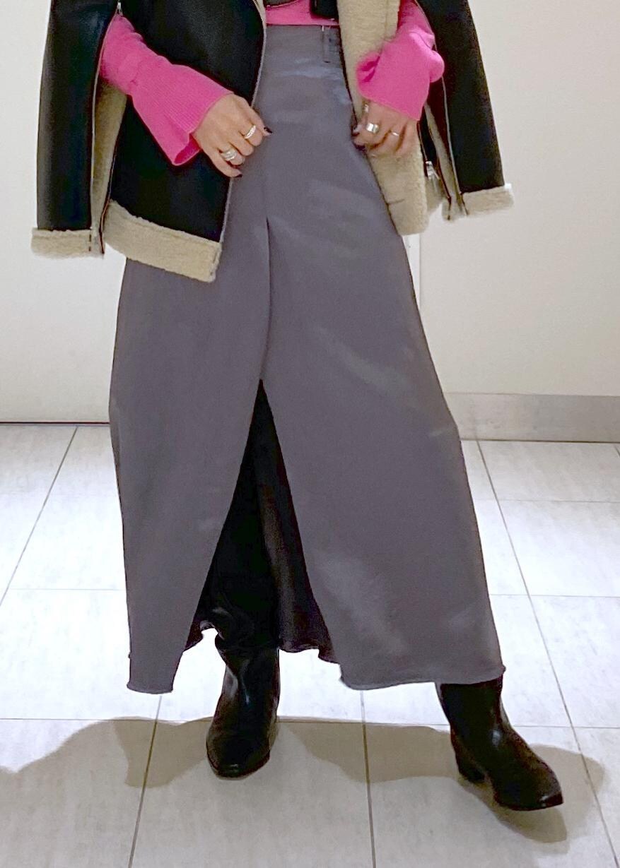 「JANE SMITH、ジェーンスミス、コインケース、ムートンコート、ロングブーツ、ママコーデ、休日スタイル、お出かけコーデ、ピンク、ボア、グレー、タートルネック、スリット、スカート、ニット」|「ADAM ET ROPE'のナロースクエアフラットロングブーツ(ブーツ、ブラック系)」を使った、KUBOTAさん(レディース・159cm)の秋コーディネートの8枚目の写真