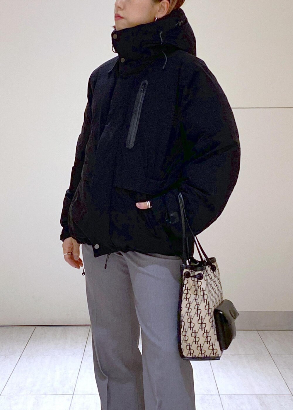「アライド、ALLIED、agnes b.、アニエスベー、ママコーデ、休日スタイル、お出かけコーデ、NEW BALANCE327、NEW BALANCE、ニューバランス、ADAM ET ROPÉ、FEMME、HOMME、UNISEX、骨格ウェーブ」｜「ADAM ET ROPE'の【LES BIJOUX】ニュアンスマンテルネックレス（ネックレス、シルバー系）」を使った、KUBOTAさん（レディース・159cm）の冬コーディネートの8枚目の写真