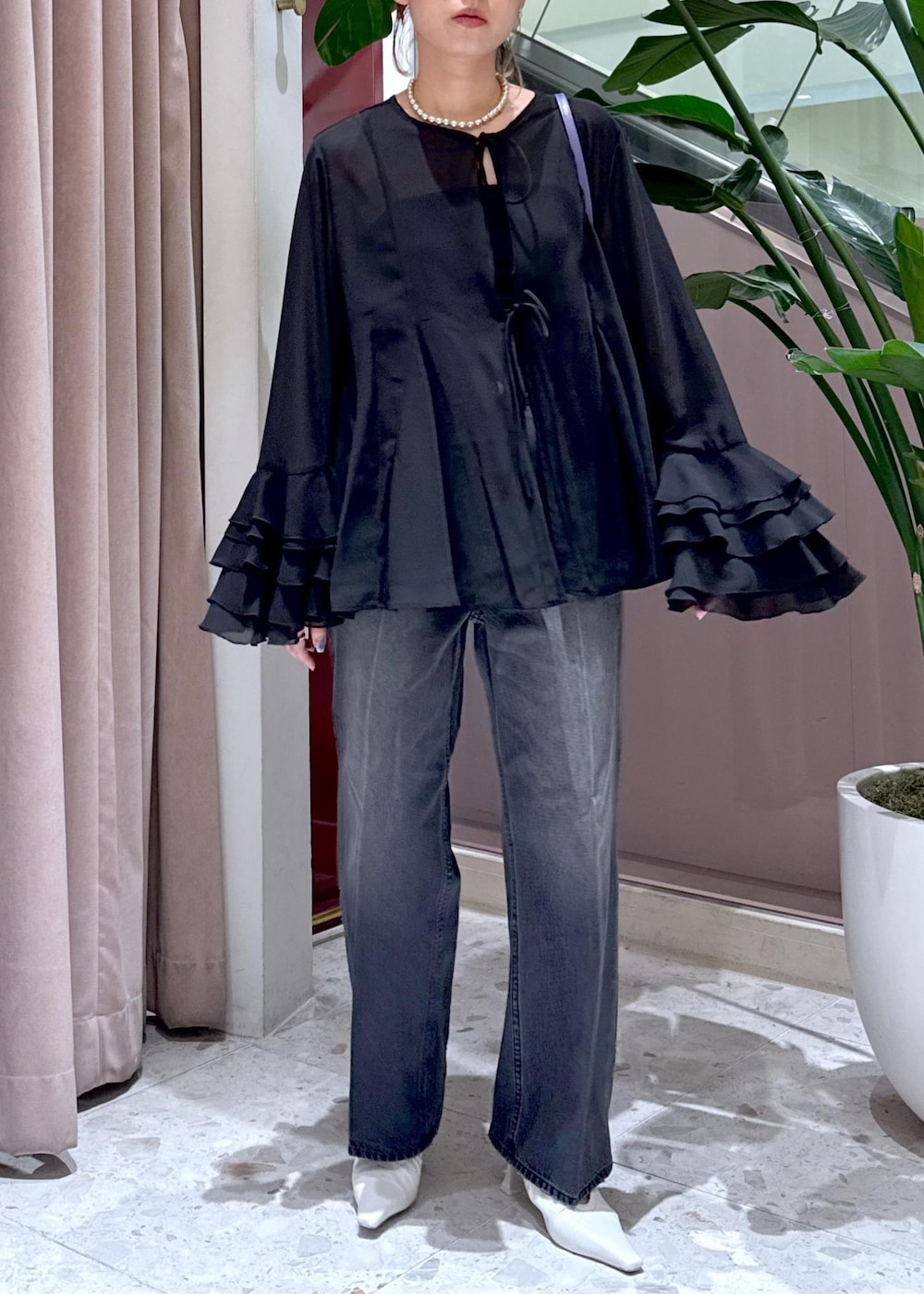 「ラッフルスリーブ、ブラウス、イヤリング、デニム、ママ、ママコーデ、パンプス、ファー、ファーバッグ、24aw、24aw秋の新作、キレイめカジュアル、初秋コーデ、秋コーデ、セレモニーコーデ」|「ADAM ET ROPE'のギャザーパンプス(パンプス、ホワイト系)」を使った、KUBOTAさん(レディース・159cm)の秋コーディネートの3枚目の写真