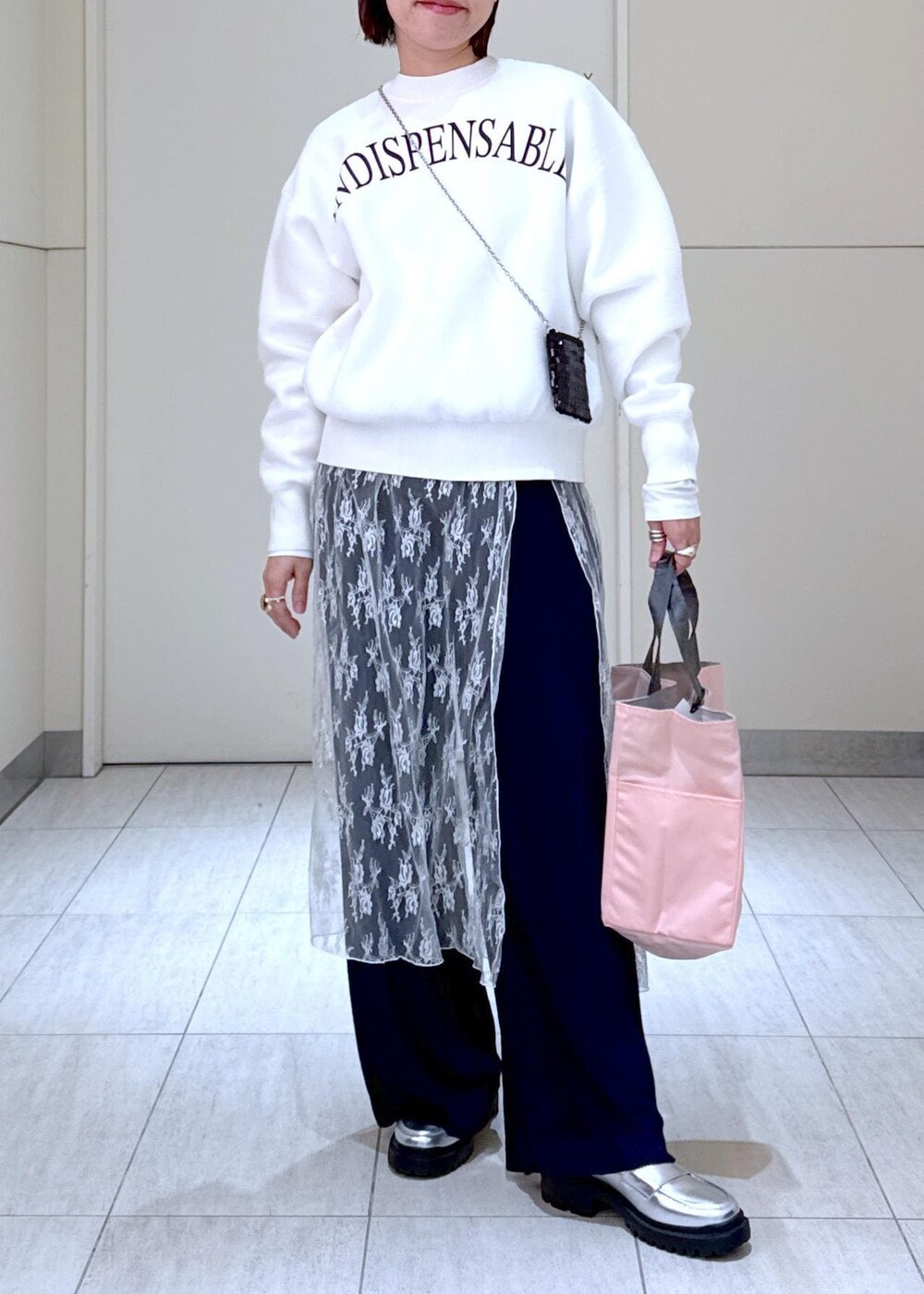 ホワイト系のTシャツ/カットソー、ブラック系のショルダーバッグ、ピンク系のハンドバッグを着用したレディースの冬コーディネートの7枚目の写真