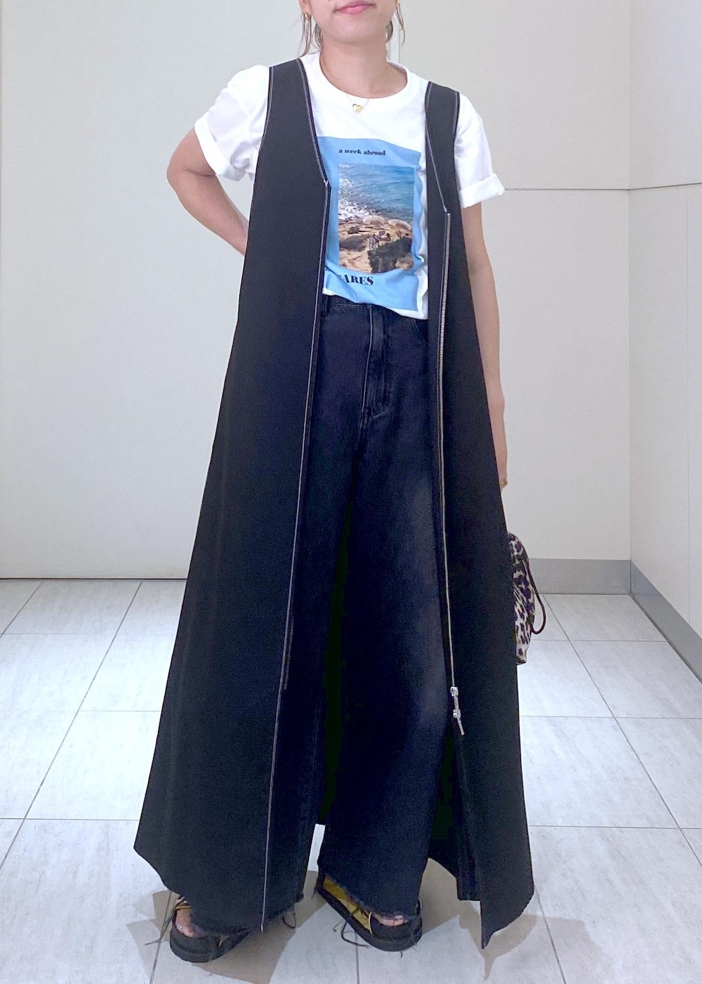 「GANNI、ガニー、逸品、24SS、24SS夏の新作、SALE、SALEアイテム、セールアイテム、ママ、ママコーデ、A WEEK ABROAD、Tシャツ、Tシャツコーデ、デニムコーデ、夏コーデ」|「ADAM ET ROPE'のダブルバックルプラットフォームサンダル(サンダル、ゴールド系)」を使った、KUBOTAさん(レディース・159cm)の夏コーディネートの2枚目の写真