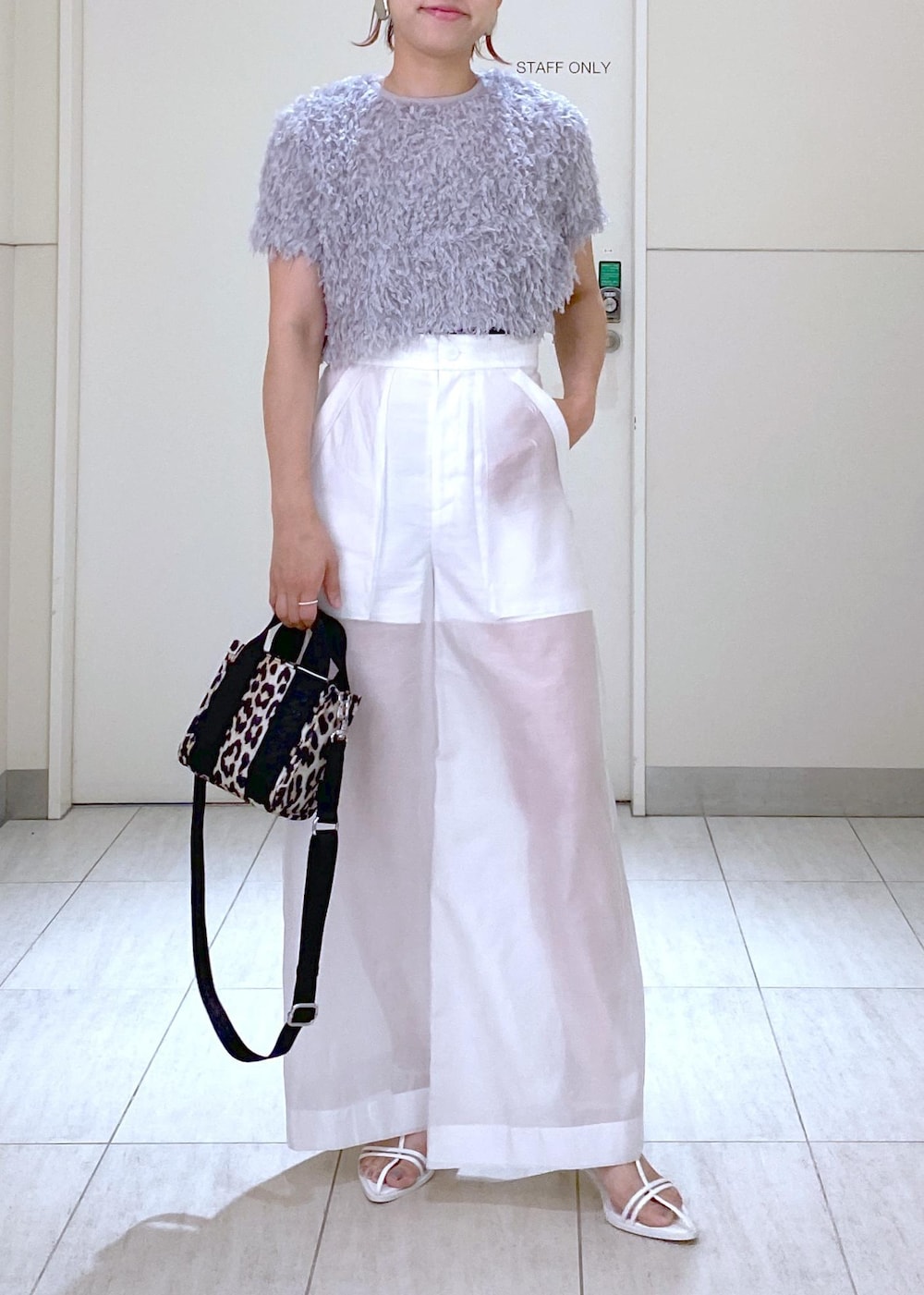 「OUR Wacoal、アワワコール、Ben Amun、ベンアムン、24SS、24SS夏の新作、24AW、24AW秋の新作、ママコーデ、ママ、GANNI、GANNI for ADAM ET ROPÉ、シアーパンツ、シアー、セットアイテム」|「ADAM ET ROPE'のナローラインサンダル(サンダル、ホワイト系)」を使った、KUBOTAさん(レディース・159cm)の夏コーディネートの5枚目の写真