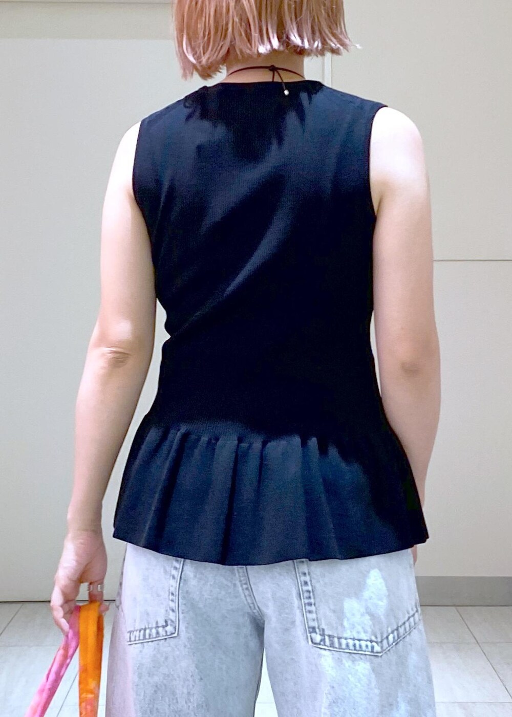 シルバー系のサンダル、ブラック系のニット/セーター、ブルー系のデニムパンツを着用したレディースの春コーディネートの7枚目の写真