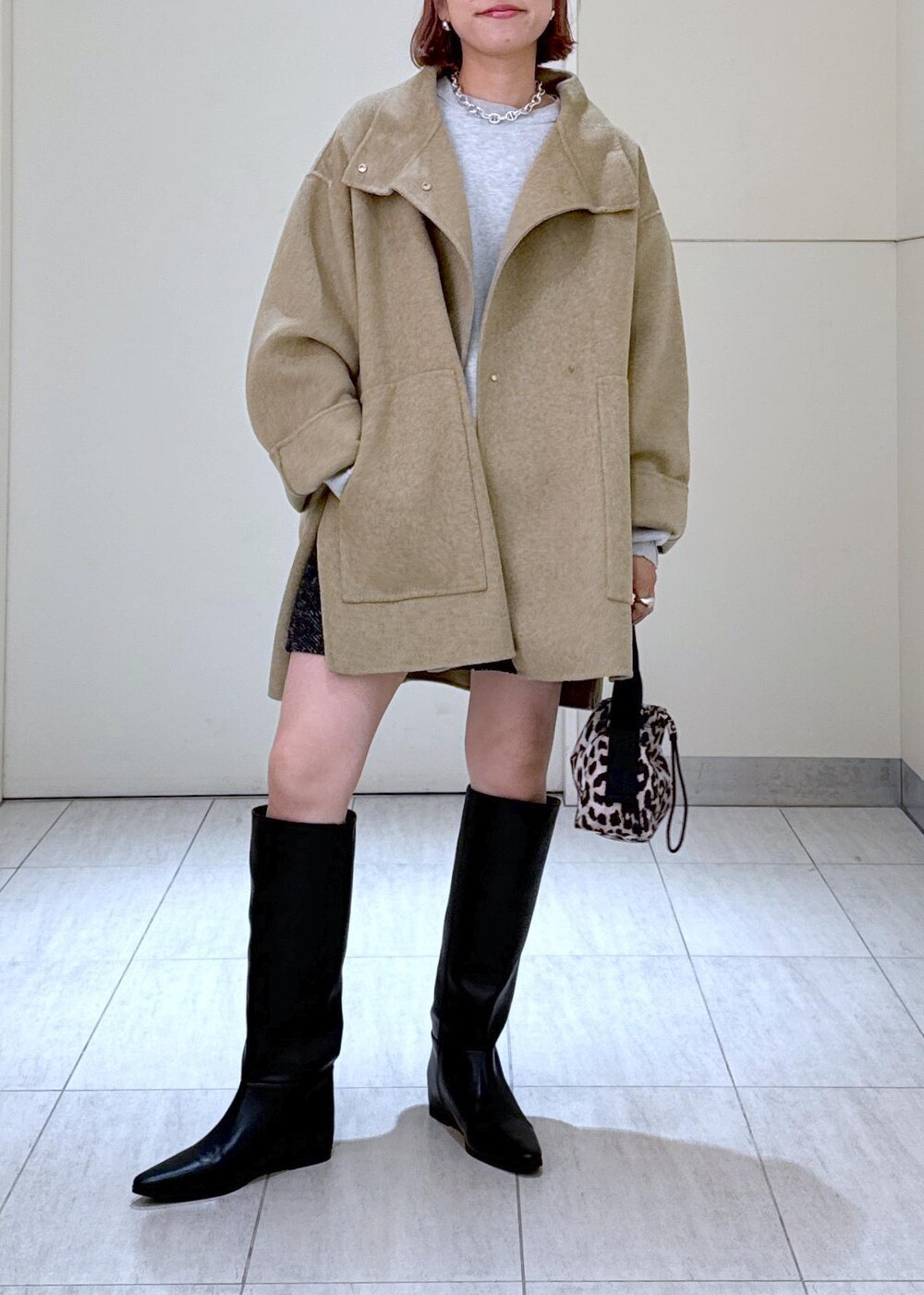 「WEB限定、リバーコート、GANNI、ガニー、ロングブーツ、ツイード、ミニスカート、24aw、24aw冬の新作、24aw秋の新作、ニットスウェット、大人、大人コーデ、ママコーデ、ママ」|「ADAM ET ROPE'の【GANNI(ガニー)】RECYCLED TECH POUCH PRINT(ハンドバッグ、ブラウン系)」を使った、KUBOTAさん(レディース・159cm)の秋コーディネートの4枚目の写真