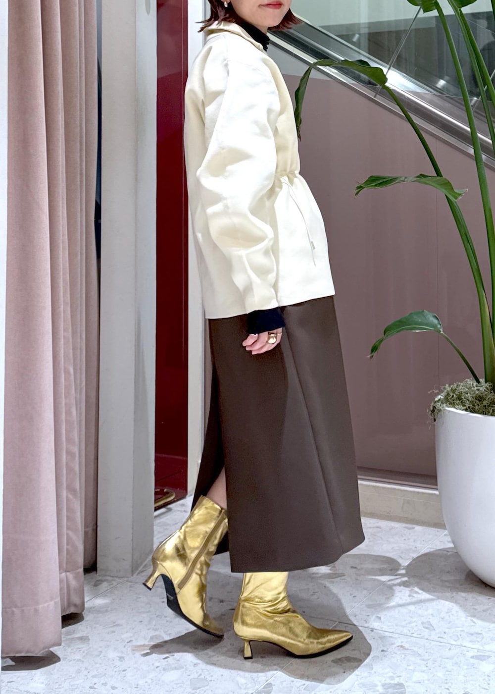 「コクーンスカート、スパンコール、巾着バッグ、セールアイテム、セール、24aw、24aw冬の新作、ママ、ママコーデ、大人コーデ、大人、初冬コーデ、冬コーデ、お出かけコーデ、旅行コーデ」|「ADAM ET ROPE'のポインテッドストレッチブーツ(ブーツ、ゴールド系)」を使った、KUBOTAさん(レディース・159cm)の冬コーディネートの8枚目の写真