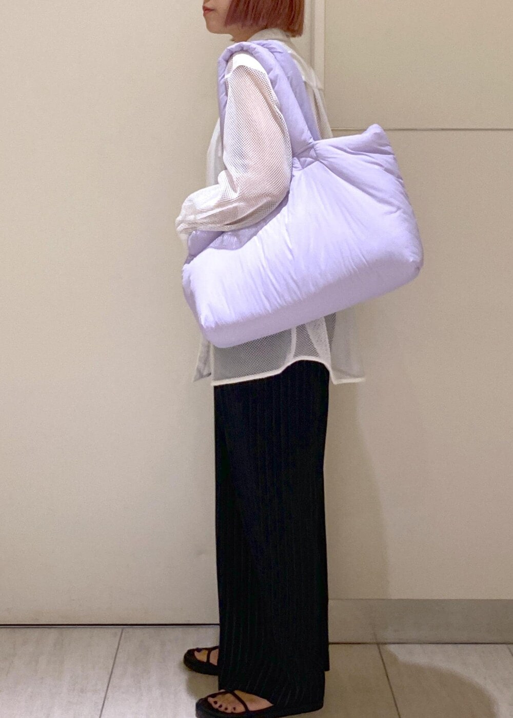 ブラック系のその他パンツ、ブラック系のサンダル、ホワイト系のシャツ/ブラウスを着用したレディースの夏コーディネートの7枚目の写真