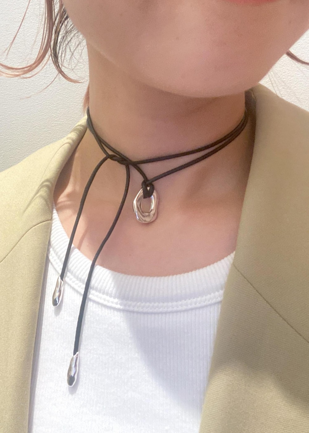 「ハーフスリーブジャケット、ジャケットコーデ、チョーカー、24AW、24AW秋の新作、ビットローファー、ママ、ママコーデ、オフィスカジュアル、初秋コーデ、お仕事コーデ、授業参観日コーデ、レイヤード、パンツスタイル、シンプルコーデ」|「ADAM ET ROPE'の【サステナブル・新色追加・抗菌消臭】ソフトビットローファー(ローファー、ブラック系)」を使った、KUBOTAさん(レディース・159cm)の夏コーディネートの10枚目の写真