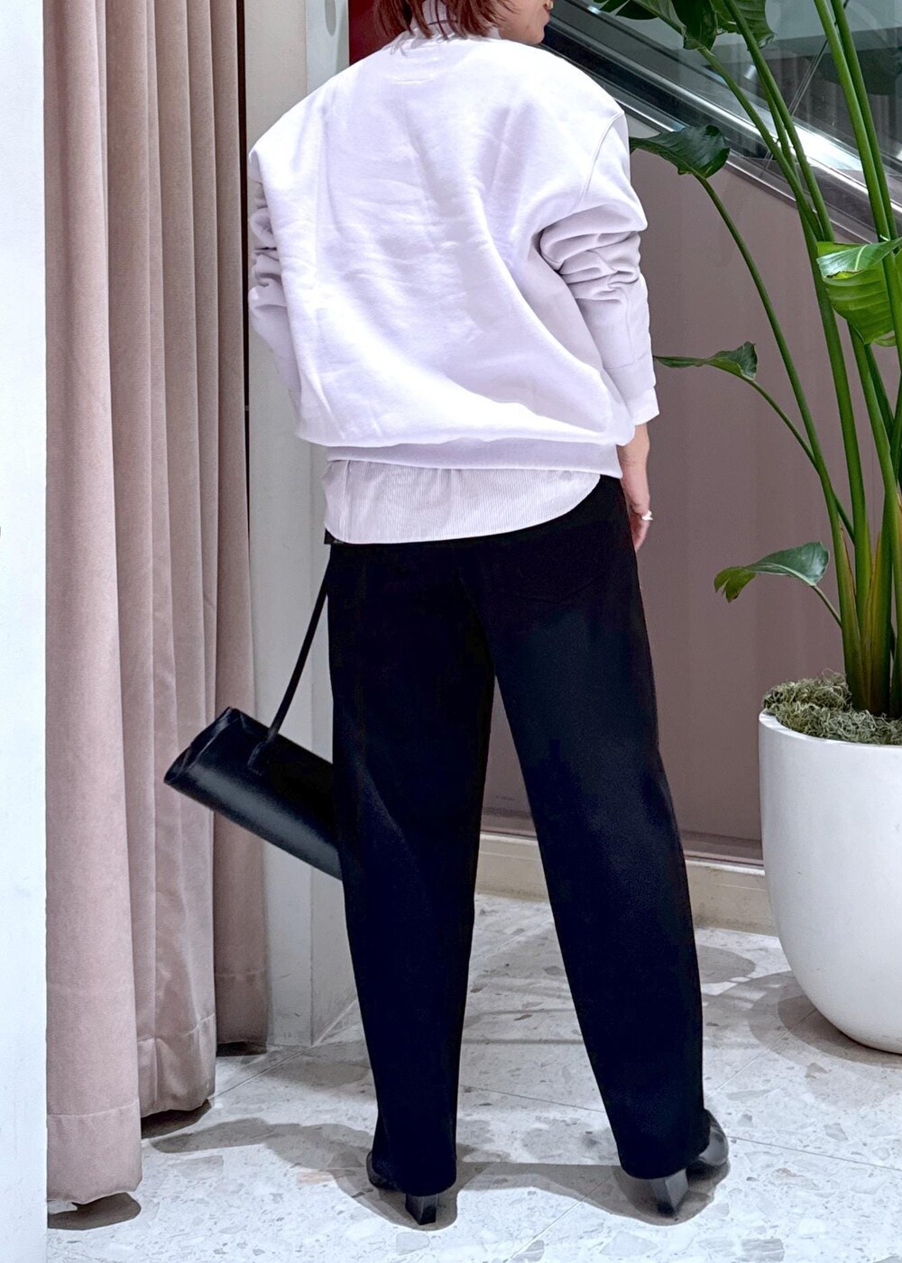 ブラック系のその他パンツ、ブラック系のショルダーバッグ、パープル系のスウェットを着用したレディースの冬コーディネートの5枚目の写真