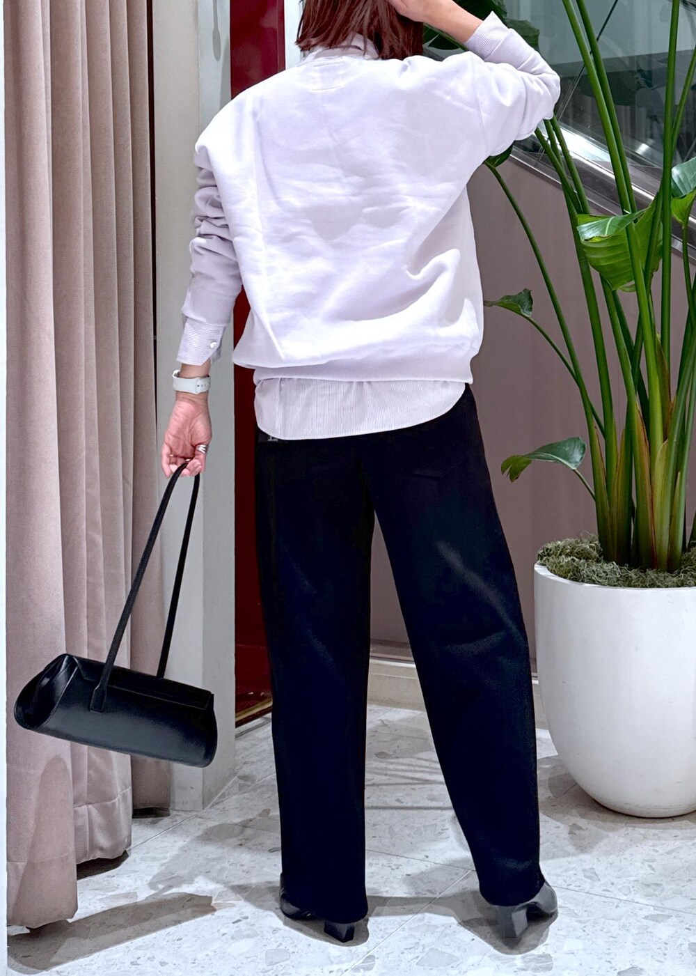 ブラック系のその他パンツ、ブラック系のショルダーバッグ、パープル系のスウェットを着用したレディースの冬コーディネートの6枚目の写真