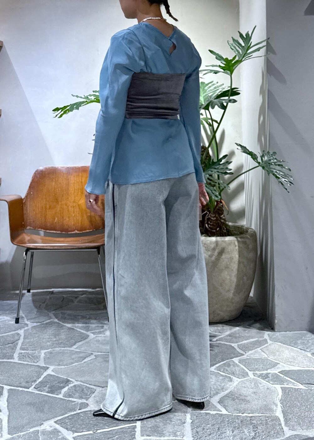 ブラック系のサンダル、ブラウン系のキャミソール、ブルー系のデニムパンツを着用したレディースの秋コーディネートの7枚目の写真