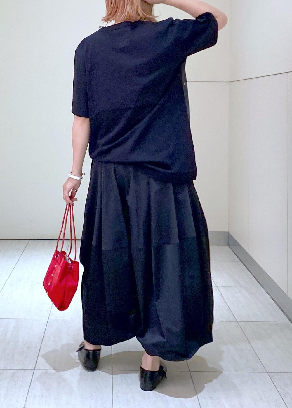 「アニエスベー、agnes b.、agnes b. pour ADAM ET ROPÉ、Ben Amun、ベンアムン、バングル、メリージェーン、ママ、ママコーデ、ママファッション、プレッションカーディガン、フォトT、24SS、24SS夏の新作、初夏コーデ」｜「ADAM ET ROPE'のキュビズムバングル（バングル/リストバンド、シルバー系）」を使った、KUBOTAさん（レディース・159cm）の夏コーディネートの5枚目の写真