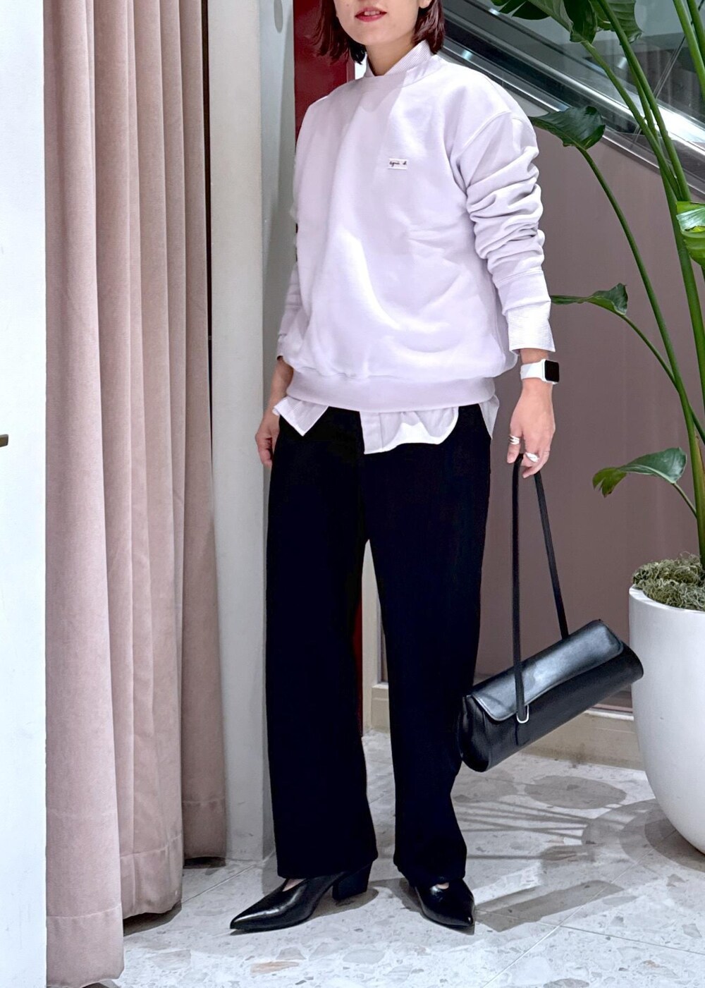 ブラック系のその他パンツ、ブラック系のショルダーバッグ、パープル系のスウェットを着用したレディースの冬コーディネートの10枚目の写真