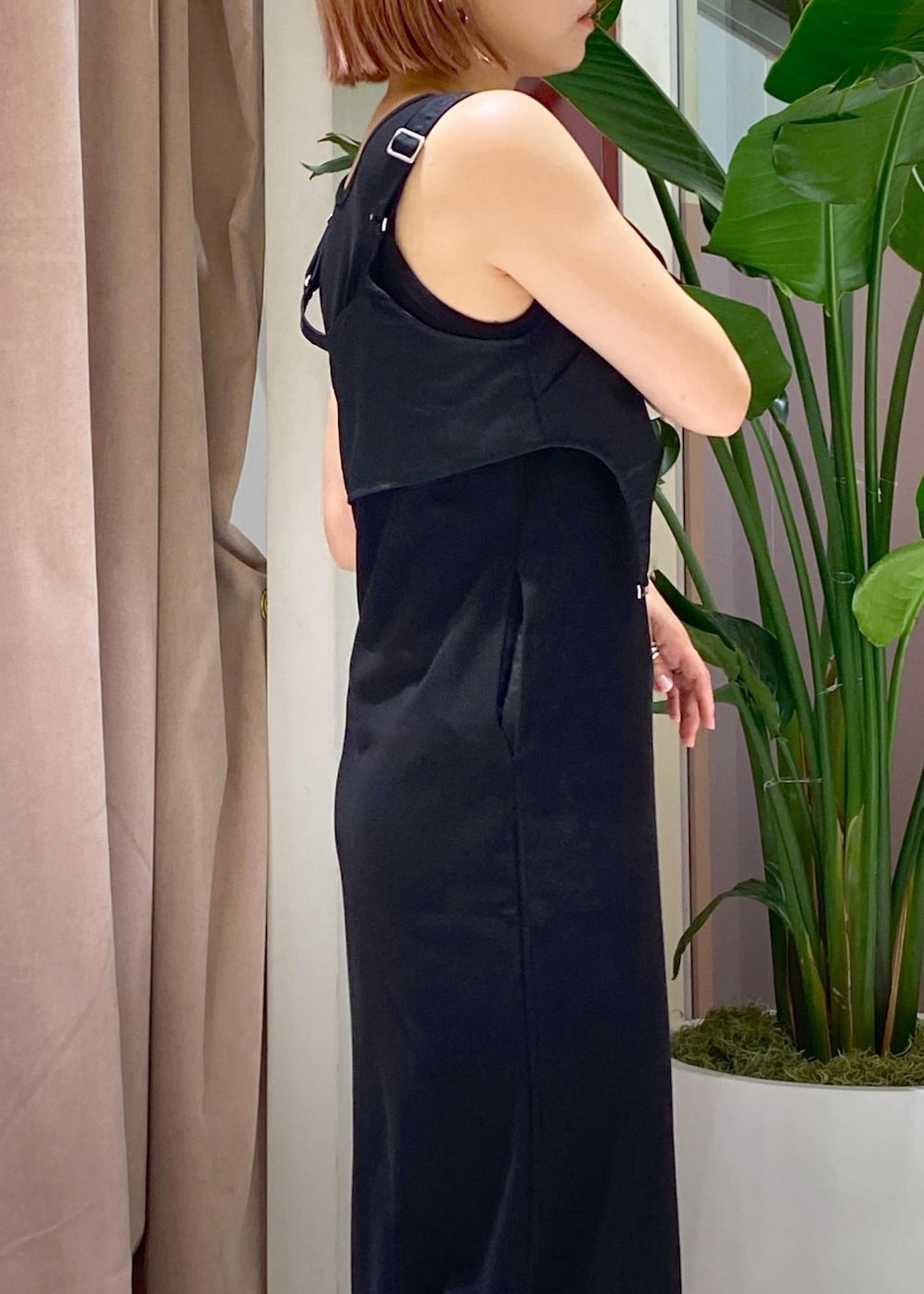 ブラック系のショルダーバッグ、ブラック系のワンピース、ホワイト系のシャツ/ブラウスを着用したレディースの春コーディネートの10枚目の写真