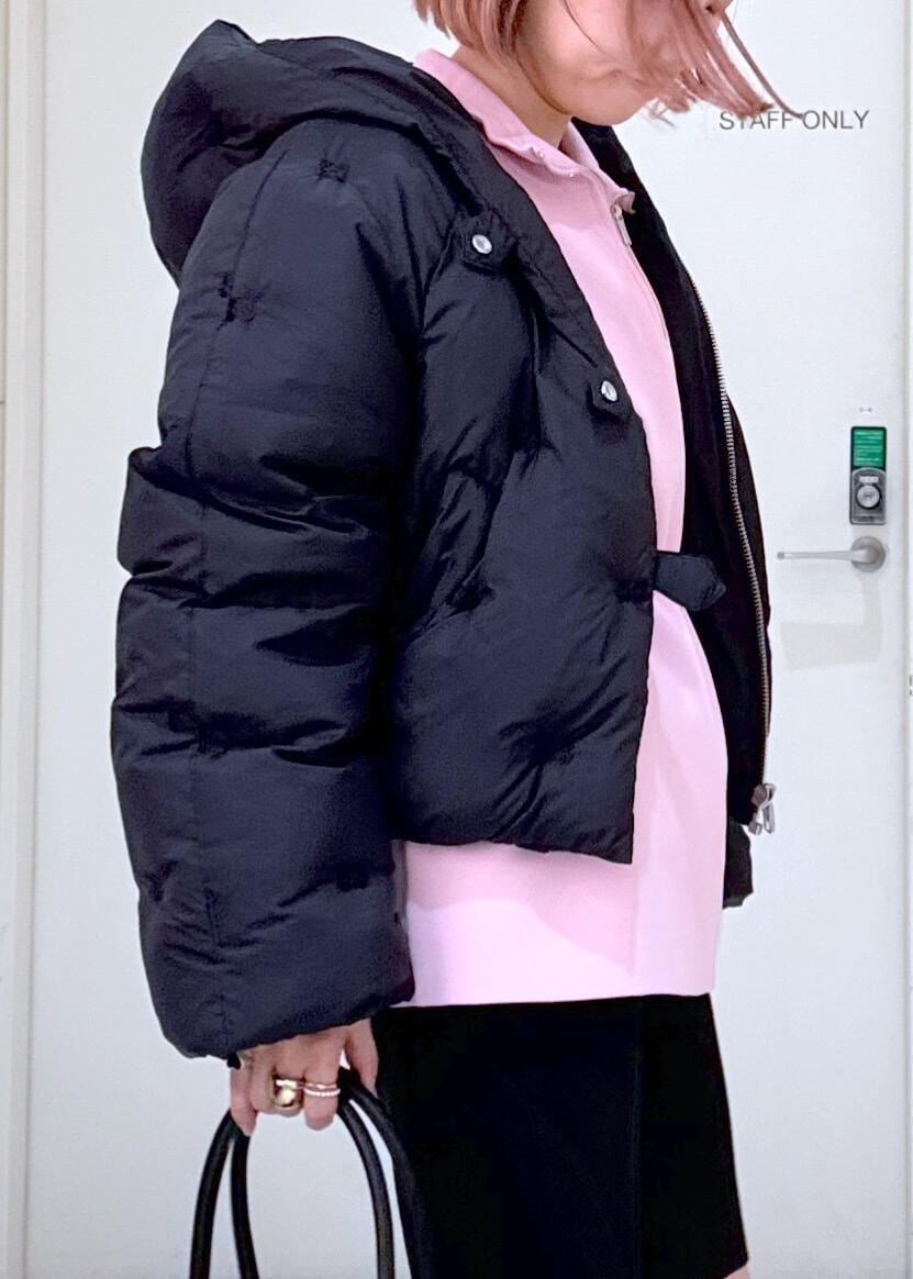 ブラック系のブーツ、ピンク系のその他トップス、ブラック系のボストンバッグを着用したレディースの秋コーディネートの9枚目の写真