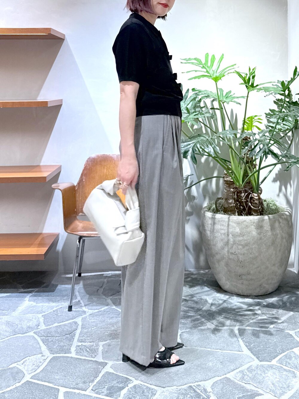 「デザイントップス、リボン、ワイドパンツ、スラックスパンツ、25ss、25ss春の新作、ママ、ママコーデ、大人コーデ、キレイめカジュアル、初春コーデ、春コーデ、デートコーデ、お出かけコーデ、旅行コーデ」|「ADAM ET ROPE'のポインテッドウェーブミュール(サンダル、ブラック系)」を使った、KUBOTAさん(レディース・159cm)の春コーディネートの6枚目の写真