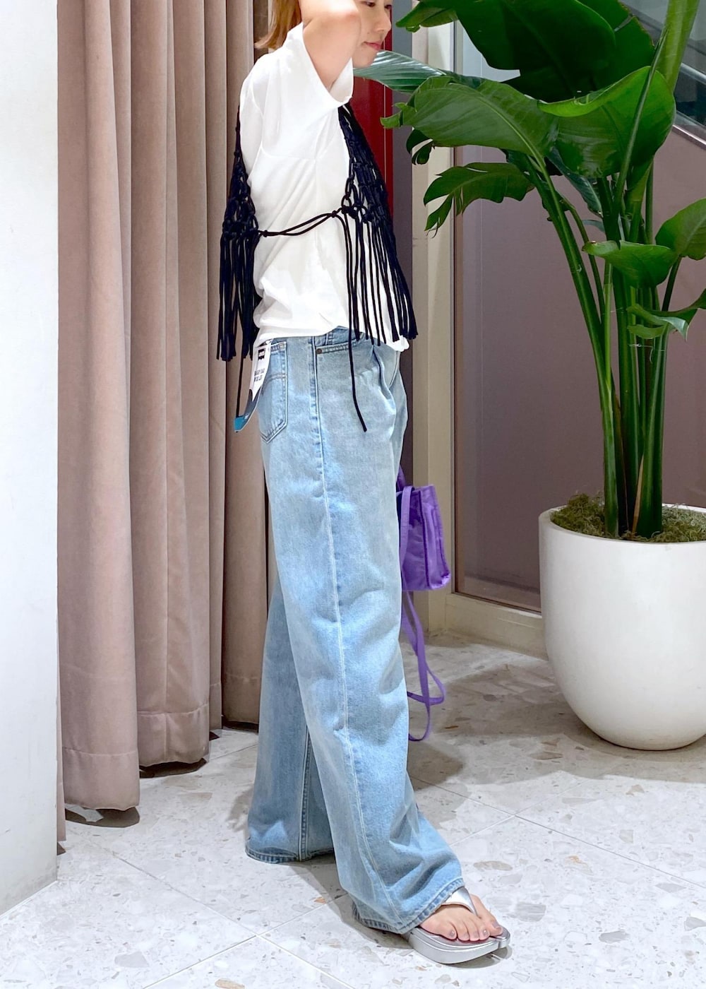「PAES、ペイス、オブラダ、oblada、マクラメ、ロープベスト、Tシャツコーデ、デニムコーデ、LEVI’S、LEVI’S for BIOTOP、リーバイス、リーバイスフォービオトープ、大人かわいい、休日コーデ、休日スタイル」｜「ADAM ET ROPE'の【追加】ロープベスト（ベスト、ブラック系）」を使った、KUBOTAさん（レディース・159cm）の夏コーディネートの5枚目の写真