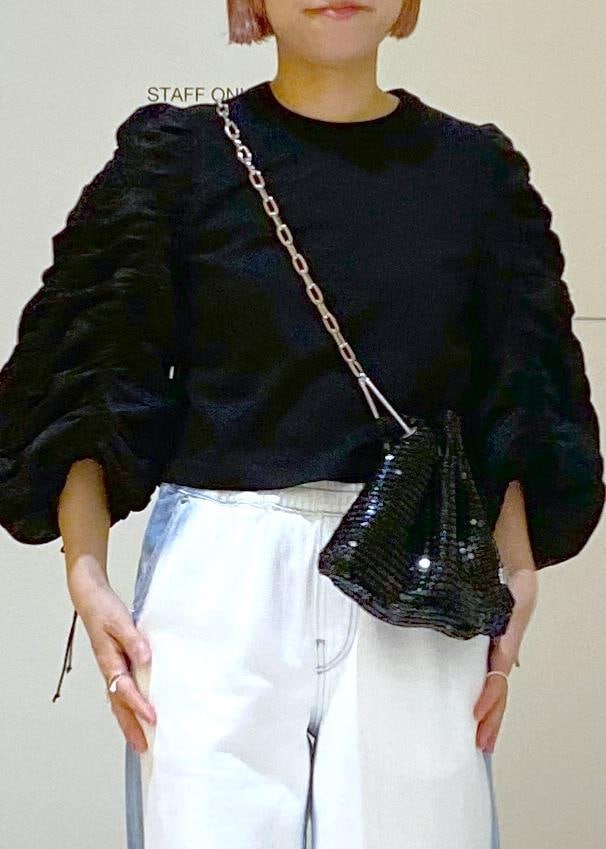 ブラック系のサンダル、ブラック系のTシャツ/カットソー、ブラック系のハンドバッグを着用したレディースの春コーディネートの7枚目の写真