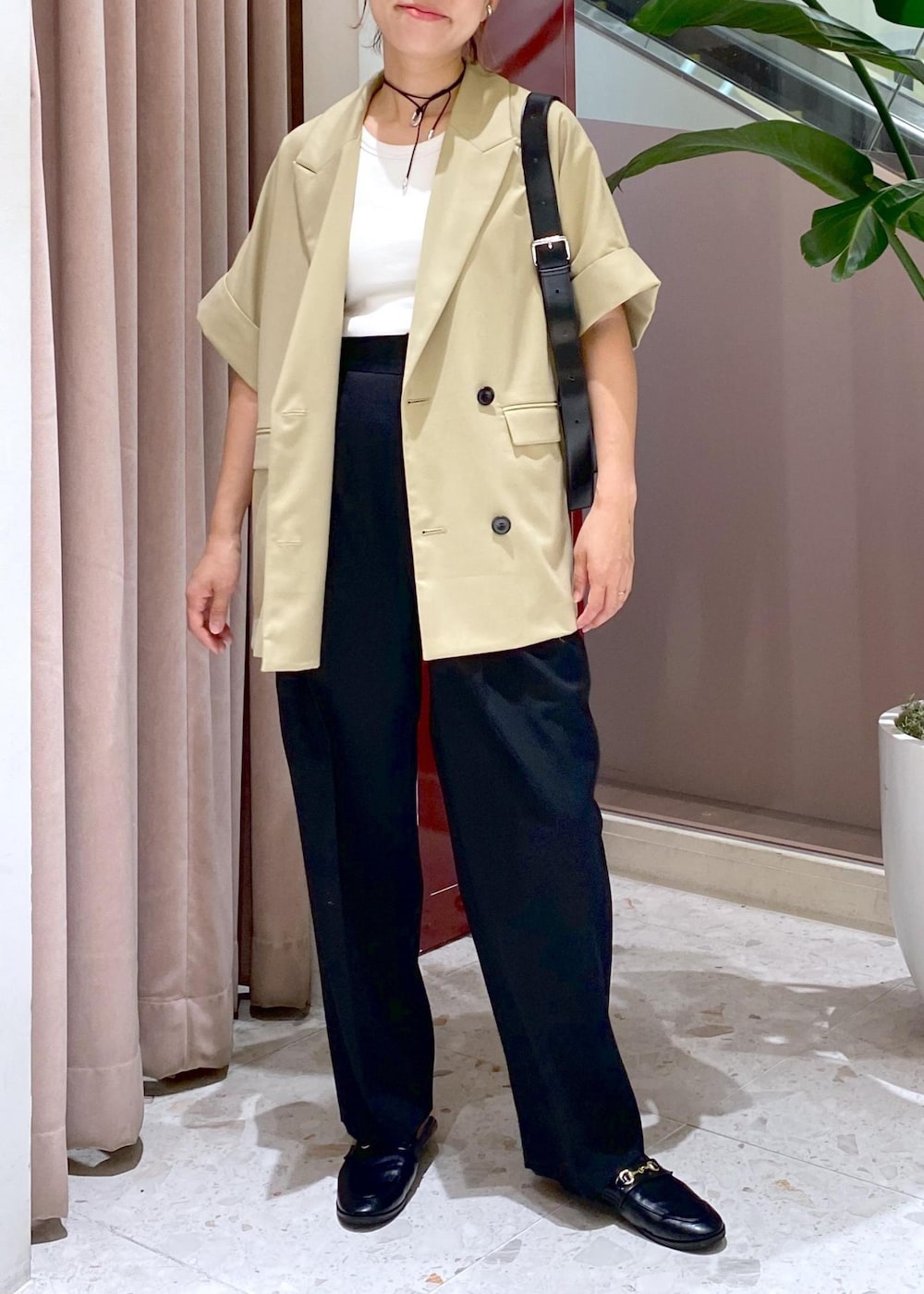 「ハーフスリーブジャケット、ジャケットコーデ、チョーカー、24AW、24AW秋の新作、ビットローファー、ママ、ママコーデ、オフィスカジュアル、初秋コーデ、お仕事コーデ、授業参観日コーデ、レイヤード、パンツスタイル、シンプルコーデ」|「ADAM ET ROPE'の【サステナブル・新色追加・抗菌消臭】ソフトビットローファー(ローファー、ブラック系)」を使った、KUBOTAさん(レディース・159cm)の夏コーディネートの3枚目の写真
