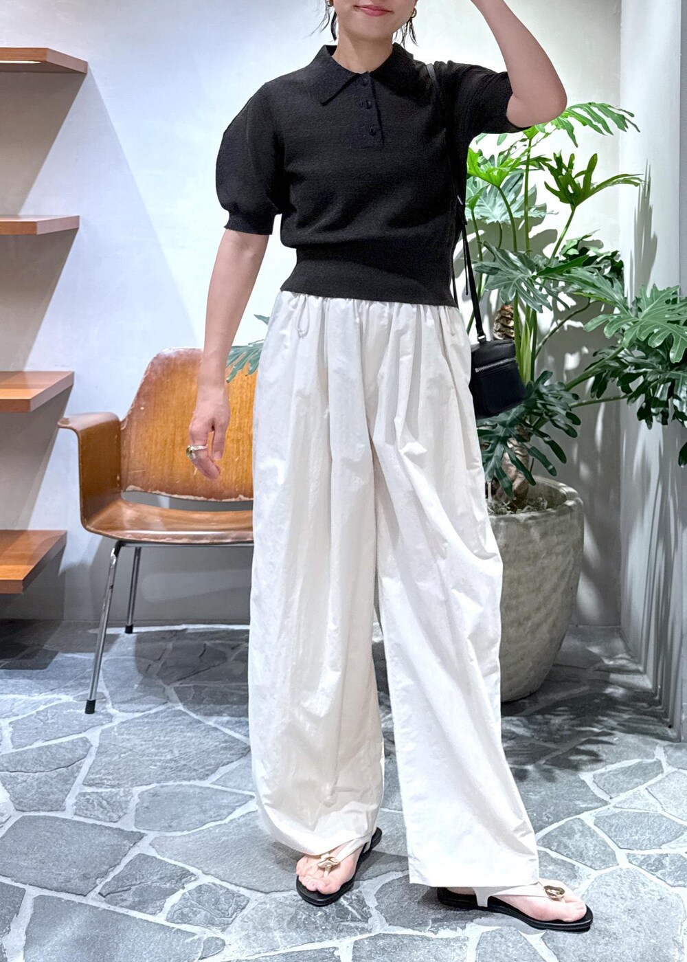 ホワイト系のその他パンツ、ブラック系のショルダーバッグ、ブルー系のポロシャツを着用したレディースの夏コーディネートの2枚目の写真