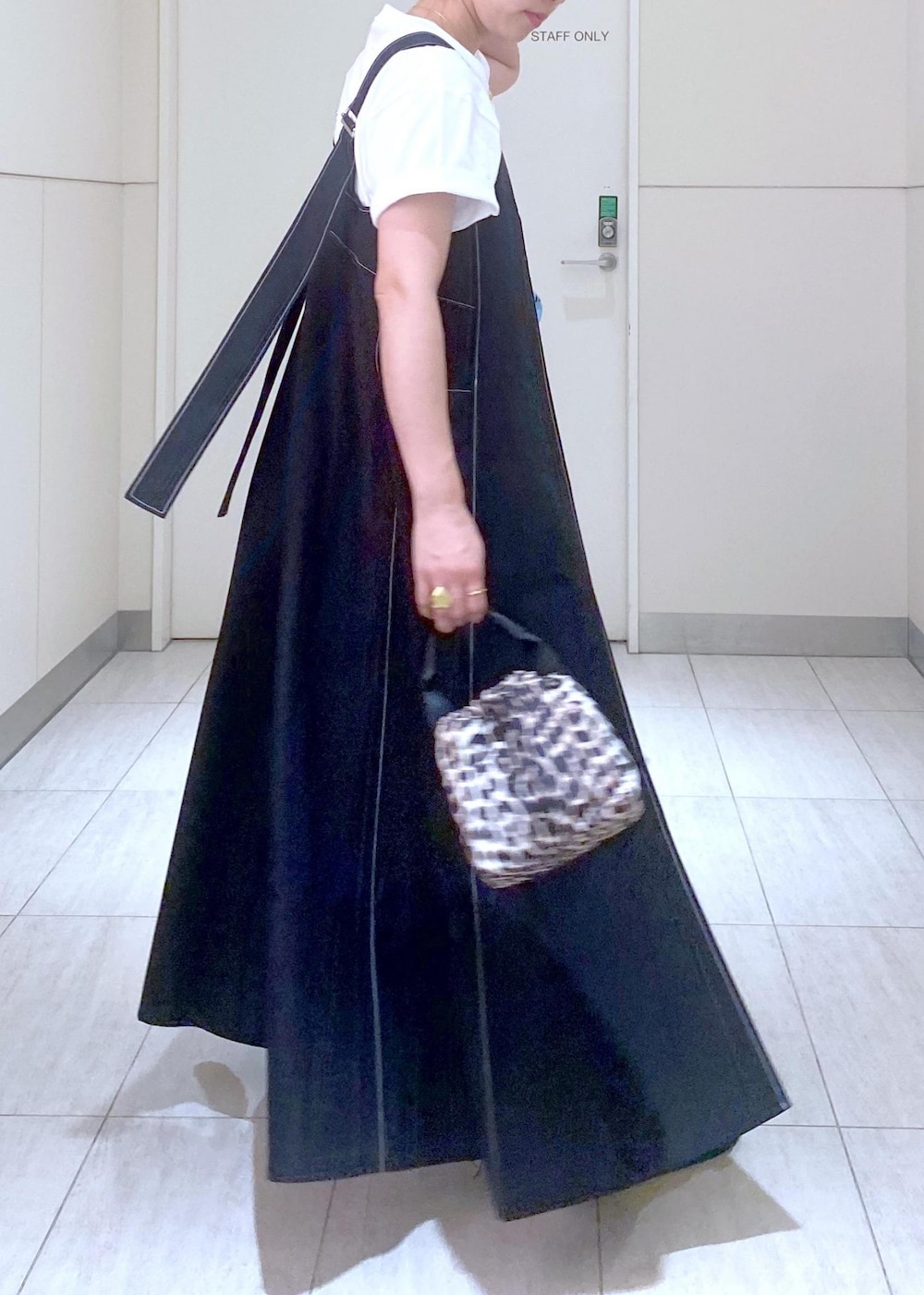 「GANNI、ガニー、逸品、24SS、24SS夏の新作、SALE、SALEアイテム、セールアイテム、ママ、ママコーデ、A WEEK ABROAD、Tシャツ、Tシャツコーデ、デニムコーデ、夏コーデ」|「ADAM ET ROPE'のダブルバックルプラットフォームサンダル(サンダル、ゴールド系)」を使った、KUBOTAさん(レディース・159cm)の夏コーディネートの7枚目の写真
