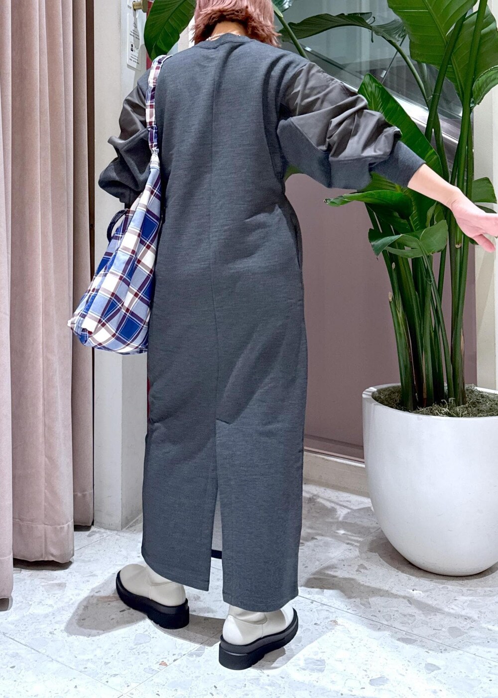 ホワイト系のブーツ、ブルー系のトートバッグ、グレー系のワンピースを着用したレディースの秋コーディネートの7枚目の写真