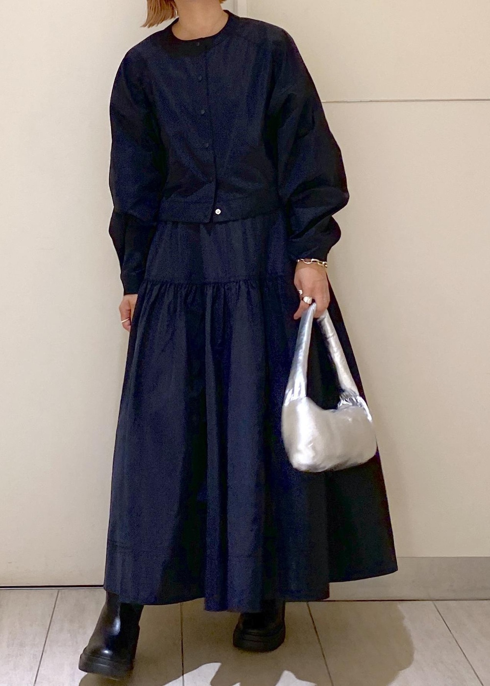 「ロングブーツ、コキヨ、kokyo、ibipio、イビピーオ、シルバー、ブレスレット、30代、ママコーデ、休日コーデ、楽ちんコーデ、リラックスコーデ、スカート、ブーツ、ADAM ET ROPÉ」｜「ADAM ET ROPE'の【kokyo】rectangulo puff bag（ハンドバッグ、シルバー系）」を使った、KUBOTAさん（レディース・159cm）の夏コーディネートの5枚目の写真