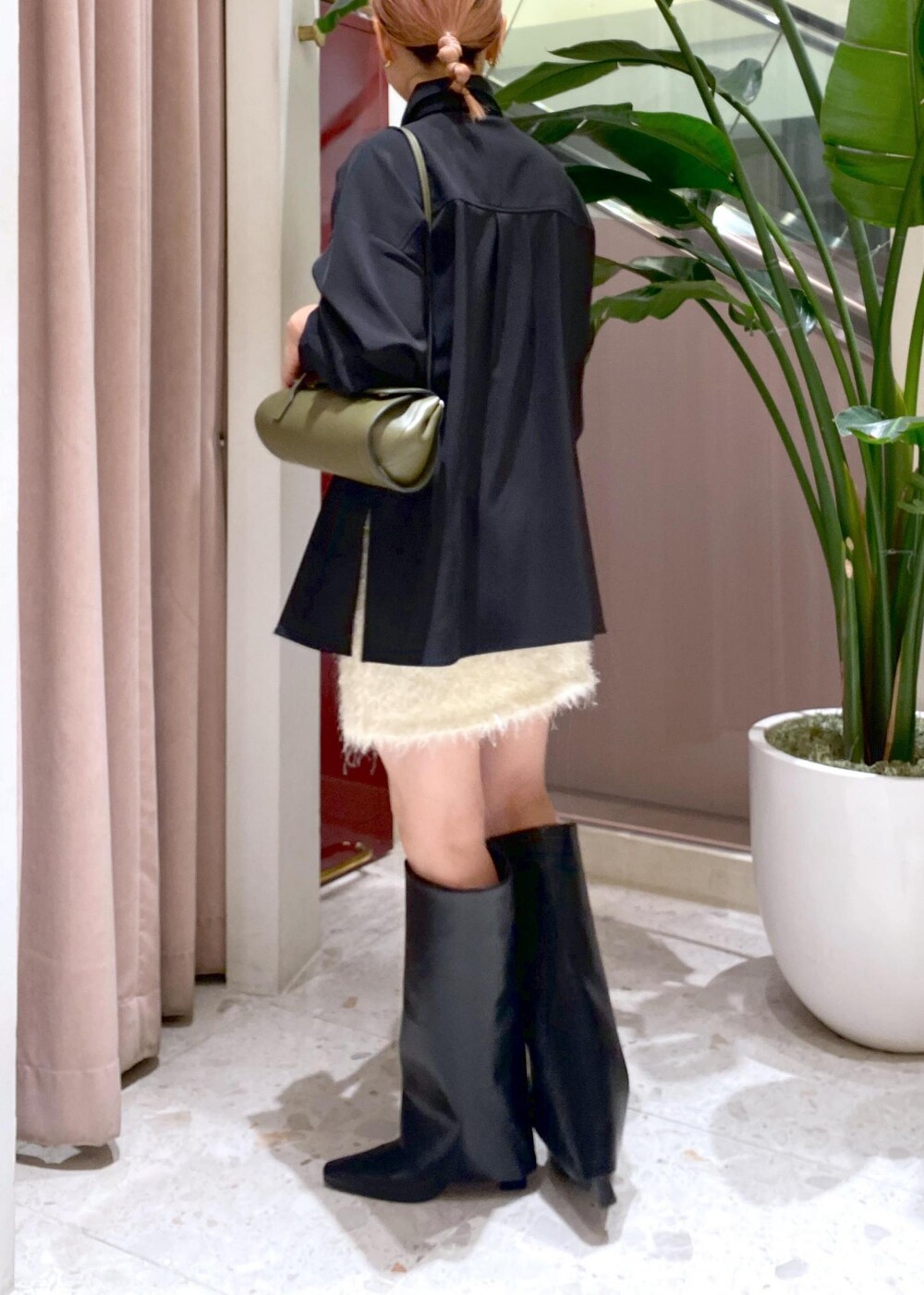 「24AW、24AW秋の新作、ママコーデ、ママ、とろみシャツ、とろみブラウス、ネクタイ、タイ、ロングブーツ、レザー、ミニスカート、フラッフィー、30代、初秋コーデ、秋コーデ」|「ADAM ET ROPE'のフラッフィーミニスカート(スカート、ホワイト系)」を使った、KUBOTAさん(レディース・159cm)の秋コーディネートの4枚目の写真